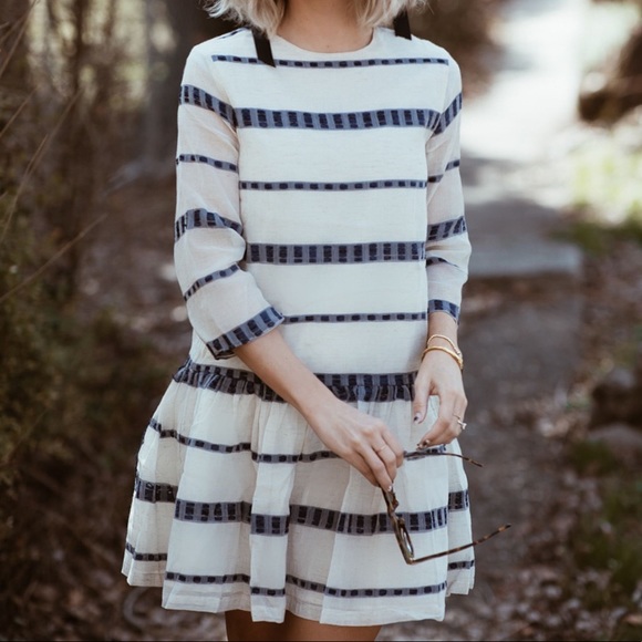 Cara Loren Dresses & Skirts - Cara Loren Linen Navy Striped Ruffle Dress NWT